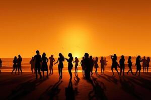 silhuetter av människor dans sommar strand fest begrepp foto