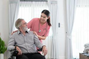 vårdgivare för ett äldre man varje vecka kontroller på de patientens bostad. redo till ge medicinsk råd och prata handla om olika berättelser, utbyta varje Övrig lyckligt. foto