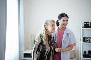 vårdgivare för ett äldre kvinna varje vecka kontroller på de patientens bostad. redo till ge medicinsk råd och prata handla om olika berättelser, utbyta varje Övrig lyckligt. foto