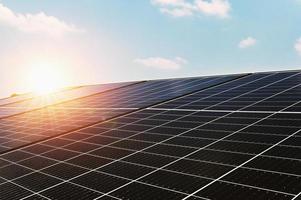 sol- cell panel med blå himmel och solnedgång. energi rengöring i natur begrepp foto