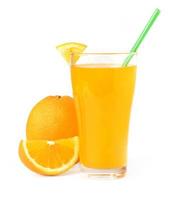orange juice i glas med frukt isolera på vit bakgrund foto