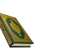 de helig al quran med skriven arabicum kalligrafi menande av al quran och radband pärlor eller tasbih på vit bakgrund, isolerat med kopia Plats. foto