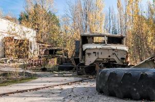 pripyat, ukraina, 2021 - gammalt övergett förstört fordon i Tjernobyl