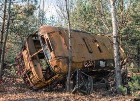 pripyat, ukraina, 2021 - övergiven buss i Tjernobylskogen
