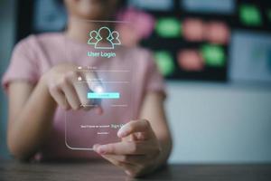 kvinnor använda sig av ett tillgång fönster till logga i stiga på lösenord på en trogen virtuell skärm, tecken upp med Användarnamn Lösenord, cyber skydd, information Integritet. skydd internet och teknologi begrepp. foto