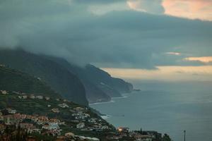 utforska de kust stadsbilder naturlig skönhet. madeira, Spanien foto