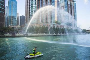 Chicago, Illinois 2016 - Chicago vattensportturer vid floden foto