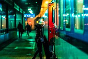 kvinna ombord på ett nattåg på stationen