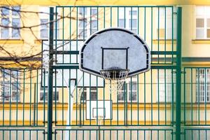 basketkorg på skolfältet foto