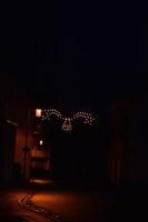 jul lampor tvärs över de gata foto