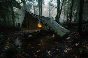 vildmark överlevnad. bushcraft tält under de presenning i tung regn, fattande de kyla av gryning. en scen av uthållighet och elasticitet foto