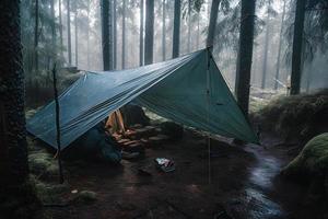 vildmark överlevnad. bushcraft tält under de presenning i tung regn, fattande de kyla av gryning. en scen av uthållighet och elasticitet foto