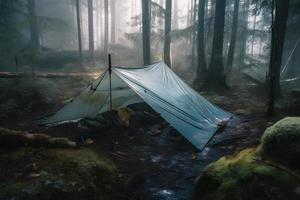 vildmark överlevnad. bushcraft tält under de presenning i tung regn, fattande de kyla av gryning. en scen av uthållighet och elasticitet foto