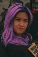 lila hår asiatisk kvinna uttryck på restaurang foto