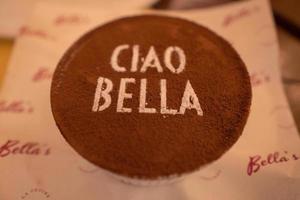 tiramisu choklad skiktad med ciao bella ord på topp av lager foto