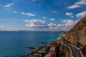 havet landskap av alicante Spanien med hav och skyskrapor på en solig dag foto