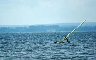 vindsurfing på de bukt av pucka på de baltic hav foto