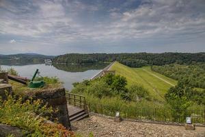 landskap av de lagun på de damm i dobczyce i polen på en värma sommar molnig dag foto