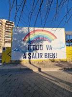 mural text i spanska allt kommer vara bra med regnbåge foto