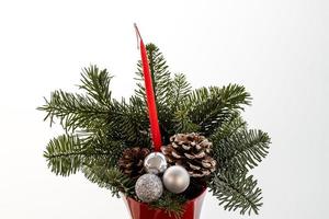 prydnad av en jul träd i en röd pott med en ljus på en vit bakgrund foto