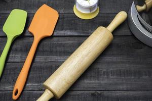 bageri- och matlagningsverktyg med en köketimer på ett träbord foto