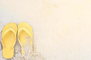 gula sandaler på stranden under sommaren foto