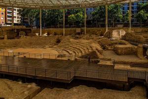 skön ruiner av de gammal roman amfiteater i zaragoza Spanien museo del teatro de caesaraugusta foto