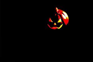 choklad halloween pumpa Pumpalykta på mörk bakgrund foto