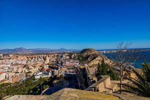 landskap av de stad av alicante panorama från de synpunkt av de stad och de hamn på en värma solig dag foto