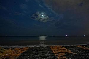 natt se av de turkiska stad av alanya med lampor på de kulle foto