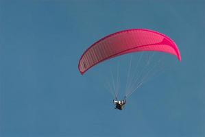 paragliders i de blå molnfri himmel foto