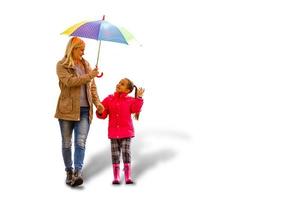 Lycklig ung familj använder sig av paraply. isolerat på vit mor dotter foto