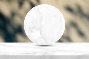 minimal marmor runda visa på disken med löv skugga på brun betong vägg bakgrund, lämplig för kosmetisk produkt presentation bakgrund, visa, och falsk upp. foto