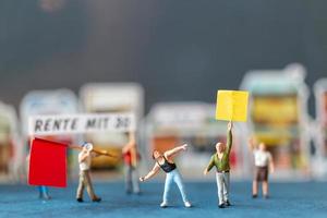 miniatyrfolk, demonstranter som håller skyltar, lyfter händerna för revolution, protesterar koncept foto