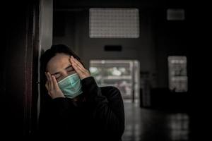asiatisk resande kvinna ha på sig mask för skydda coronavirus, thai kvinna bär ansikte mask respiratorisk skydda och filtrera PM 2,5 foto