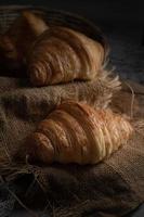 nybakade croissanter foto