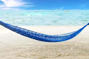 hängmatta på en palm på pattaya beach, marinmålning havet och blå himmel foto