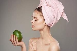 kvinna med bar axlar klar hud hälsa vitaminer närbild mango foto
