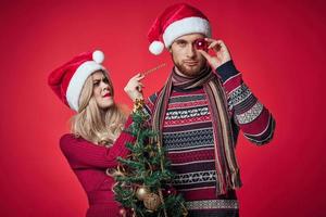 man och kvinna ny år firande tillsammans jul röd bakgrund foto