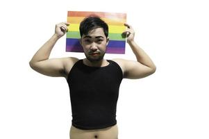 HBTQ stolthet månad koncept, asiatisk stilig manlig göra upp och ha på sig kvinna tyg, gay frihet dag, porträtt av icke-binär på vit bakgrund foto