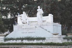 fontan av gaetano donizetti i offentlig parkera, bergamo, Italien. urban arkitektonisk fotografi. foto