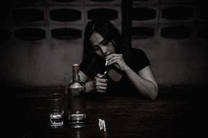 asiatisk kvinna dryck vodka ensam på Hem på natt tid, thailand människor, stress kvinna full begrepp foto