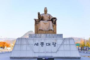 seoul, söder korea - nov 14, 2017-den kung sejong staty var restes på de Centrum av gwanghawmun fyrkant, söder korea. foto