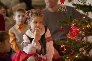 belarus, de stad av gomil, december 24, 2016. jul tid. slavic barn i nationell kläder fira jul. foto