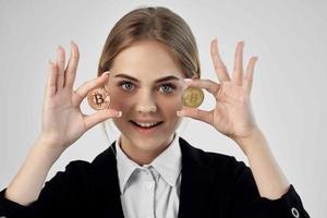 finansiär bitcoin kryptovaluta i händer ljus bakgrund foto