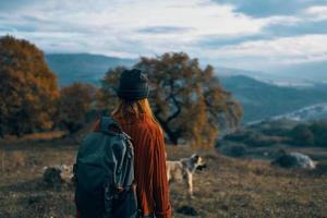 kvinna vandrare ryggsäck resa bergen landskap resa foto