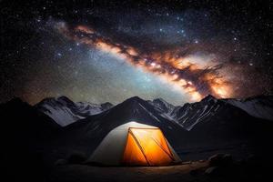 familj äventyr camping kväll scen. tält, lägereld, tall skog och klippig bergen bakgrund, starry natt himmel med månsken. ai foto