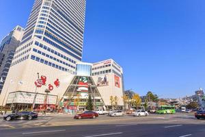 seoul, söder korea - nov 14, 2017-dongdaemun marknadsföra har varit ett av de större marknader i korea. specialiserar sig i grossist- Kläder foto