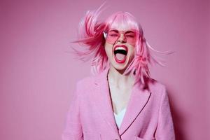Söt ung kvinna i rosa glasögon kosmetika glamour känslor studio modell oförändrad foto