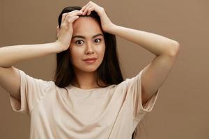 ung kvinna t-shirt Framställ modern stilar kosmetika beige bakgrund foto